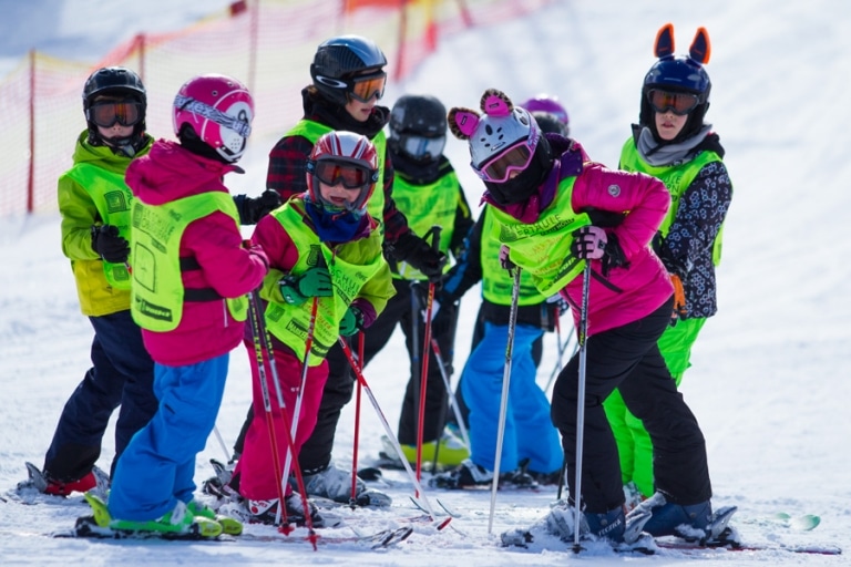 Gruppen von Kindern beim Schifahren